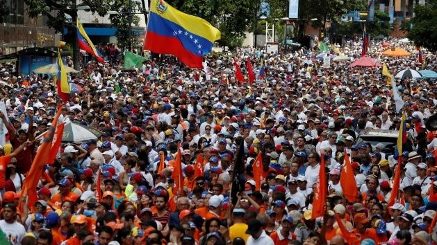 Venezolanos encabezados por Juan Guaidó tratan de derrocar a Nicolás Maduro