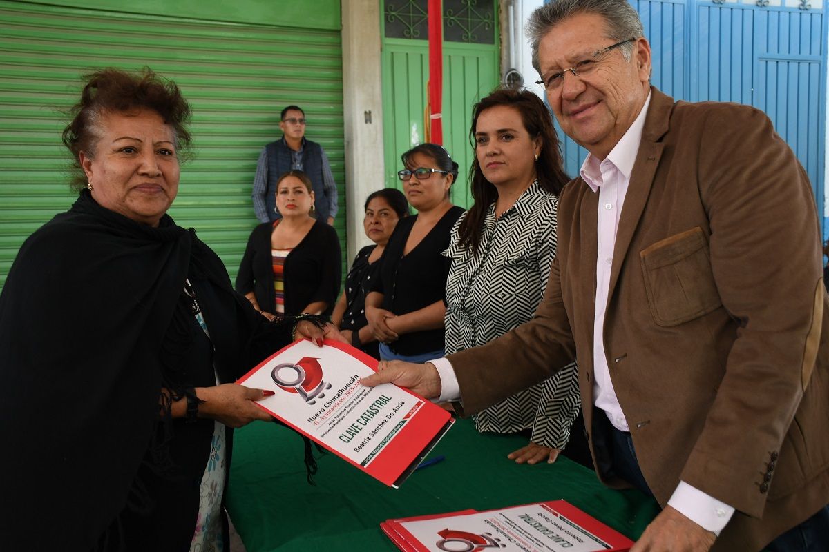 
Chimalhuacán entrega 134 claves catastrales a familias de Portezuelos