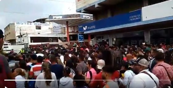 Venezolanos que supuestamente ’no tienen para comer’ forman ríos de gente para comprar en Black Friday