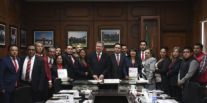 Alcalde chimalhuacano da a conocer a cabildo y funcionarios estatales primer informe de gobierno