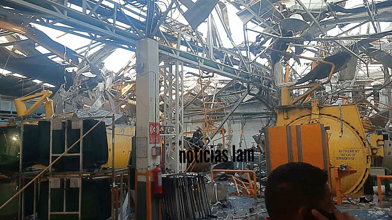 Explosión en una fábrica de vidrio en Ecatepec deja un muerto y varios heridos.