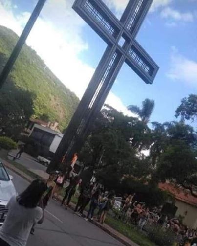 Feministas atacan y prenden fuego a una cruz histórica en Argentina