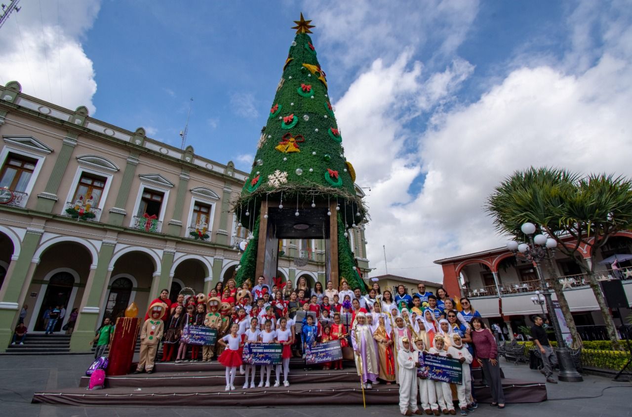 Premia Ayuntamiento a ganadores de desfile navideño