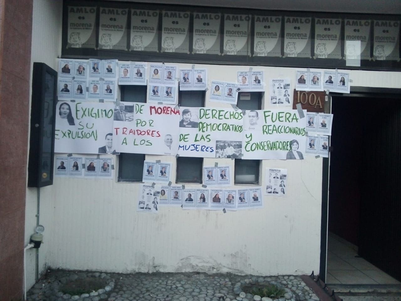 Estudiantes de la Preparatoria Número Uno de la UAEH colocan pancartas en sede de Morena