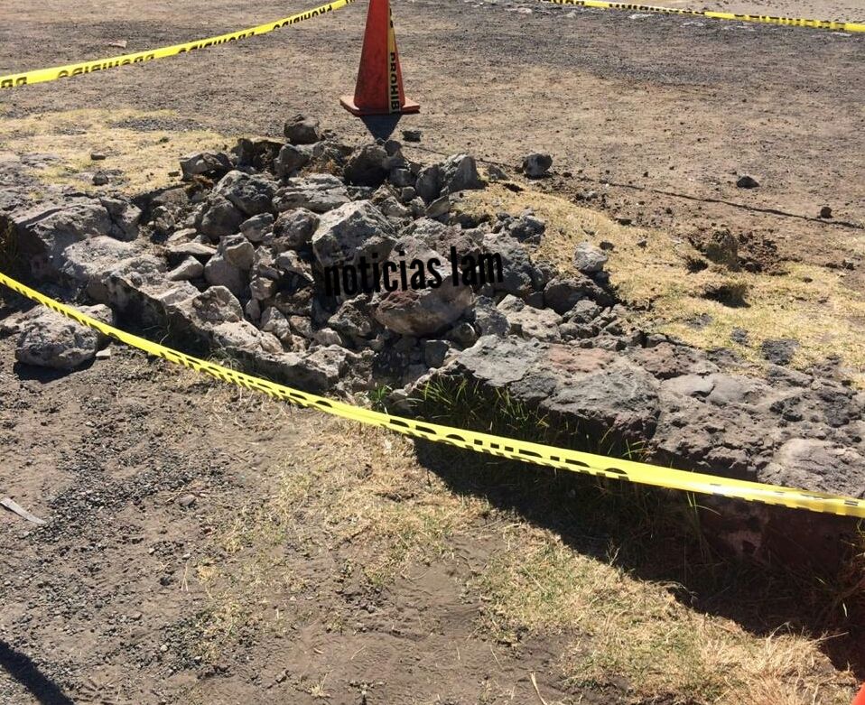 Trabajadores de la zona arqueológica de Teotihuacán destruyen a un basamento de màs de 2 mil años de antigüedad