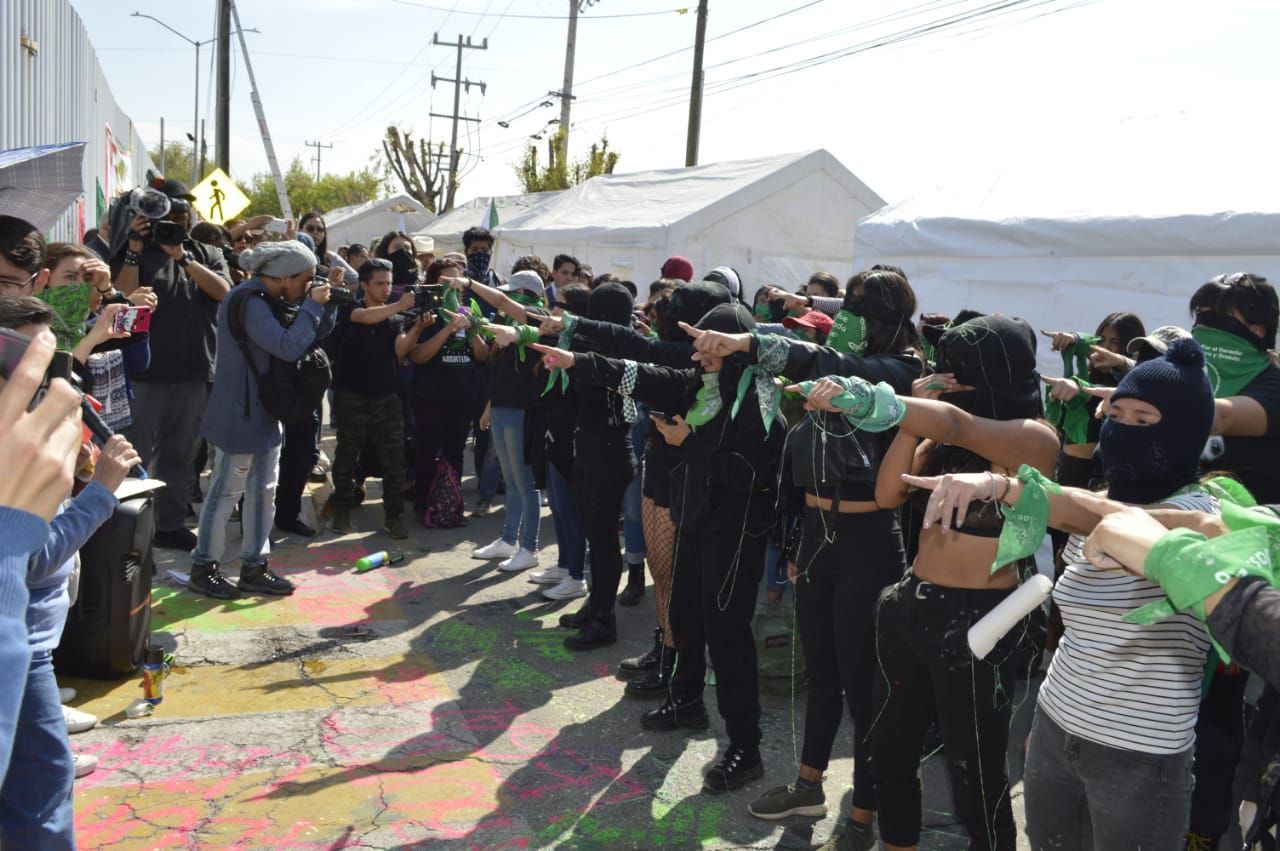Estudiantes universitarias se manifiestan en Congreso de Hidalgo contra diputados del Grupo Universidad