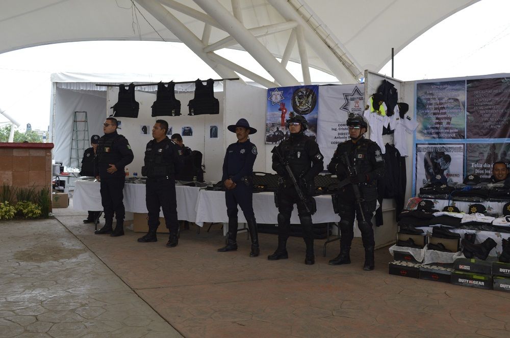 En Chimalhuacán celebran a policías con entrega de patrullas y equipamiento