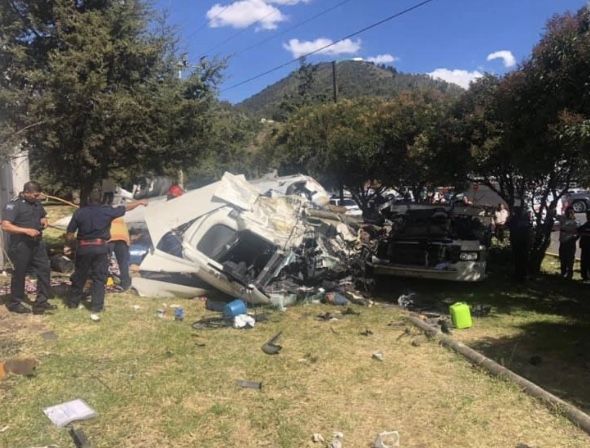 Cae trailer de puente vehicular en Atlacomulco; mueren dos 