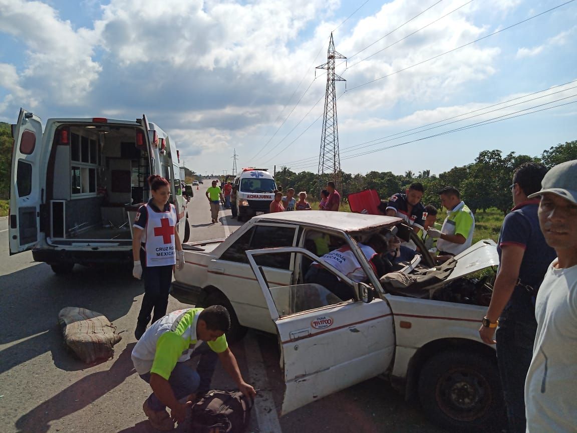 Daños materiales y heridos deja accidente vehicular en Tecpan 