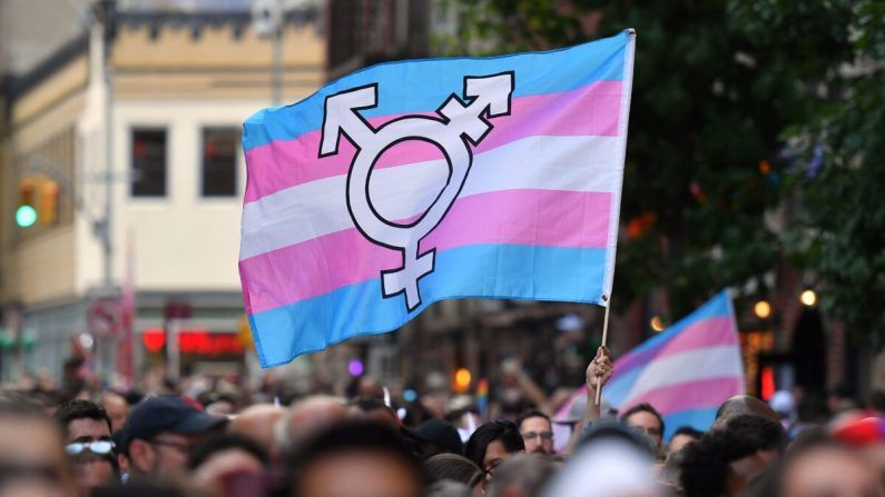 Cientos de jóvenes transgénero piden ayuda para volver a su sexo original