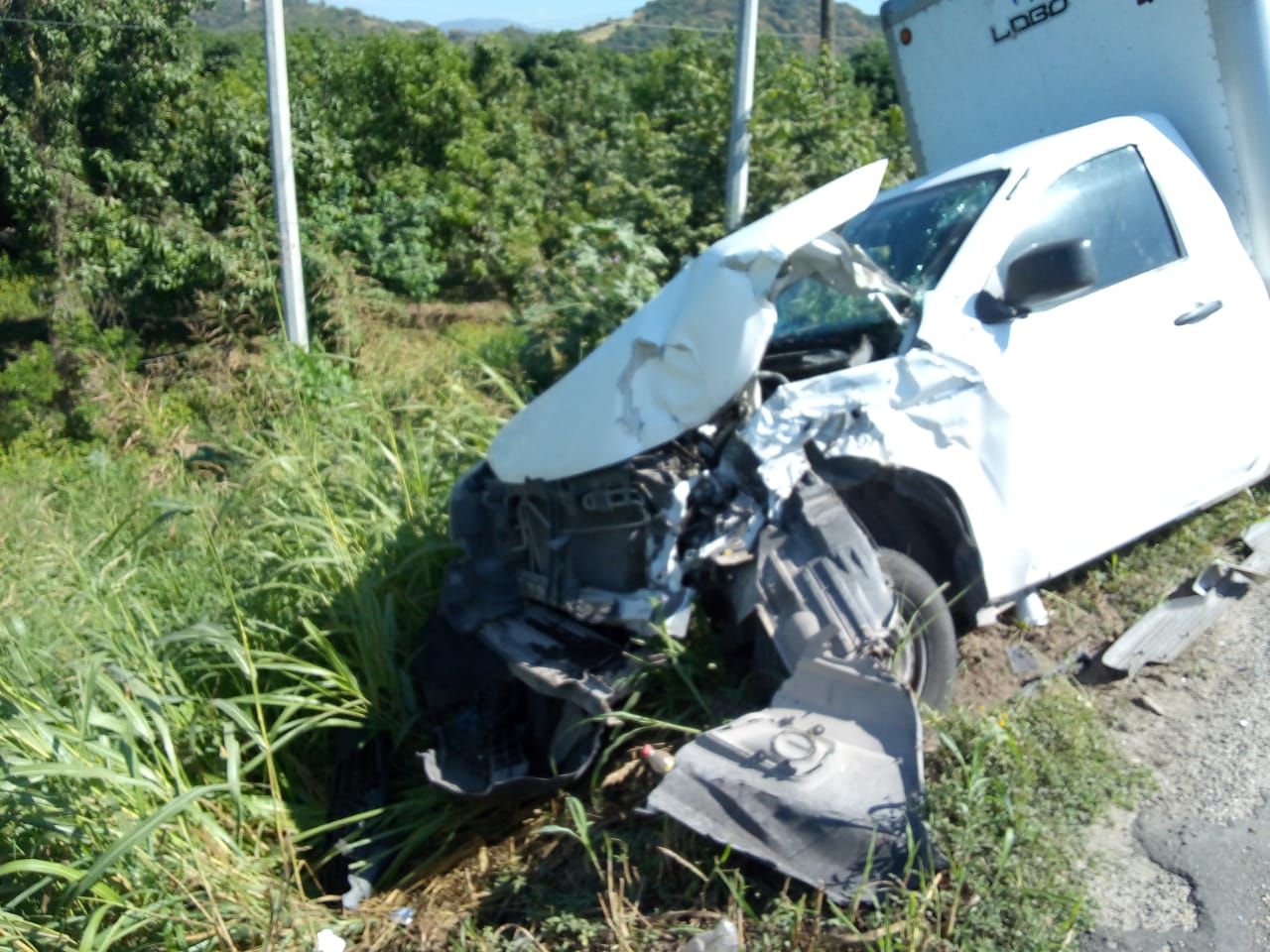 Se impactan dos camionetas en el ramal de Tenexpa, Tecpan; hay un menor herido