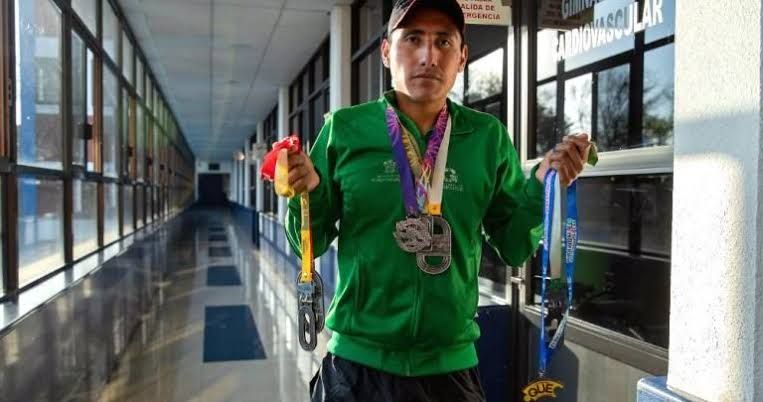 Golpeado por policías en el metro, medallista mexicano paralímpico ciego

