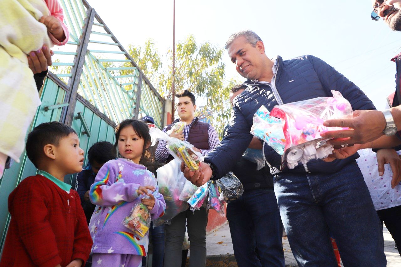 Niños de Ecatepec reciben juguetes.

