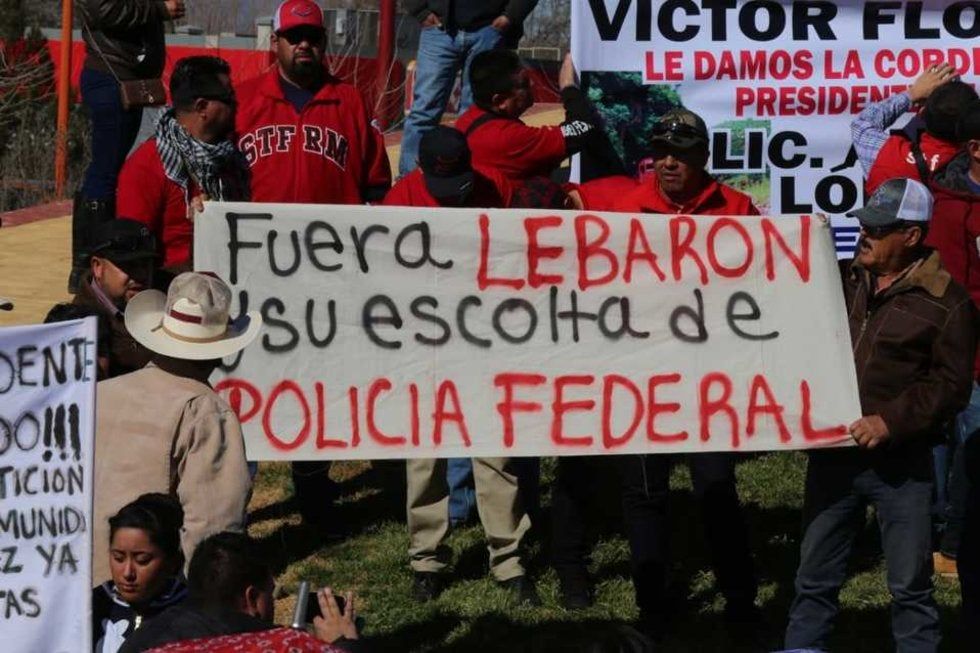 Protestaron contra la familia LeBarón durante gira de AMLO por Chihuahua