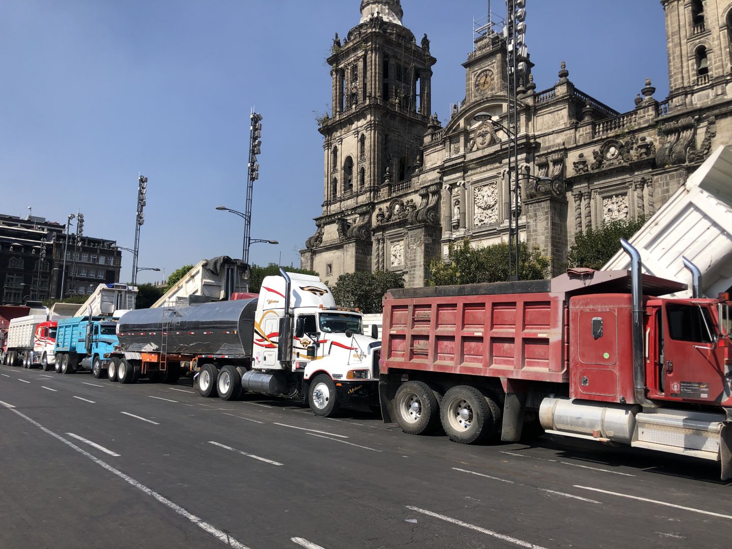 Transportistas denuncian  en Palacio Nacional actos de corrupción en obras de aeropuerto de Santa Lucía 