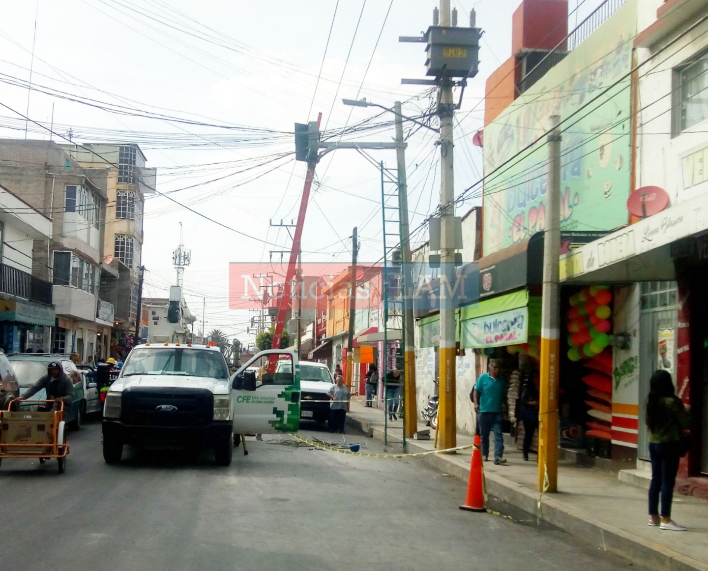 Trabajador de la CFE provoca cortocircuito en postes de luz en la calle Colón en el centro de Texcoco.