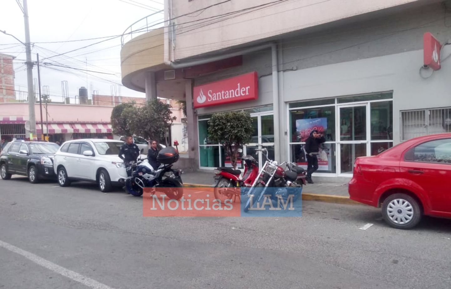Par  de sujetos asaltan banco Santander en Chiconcuac.