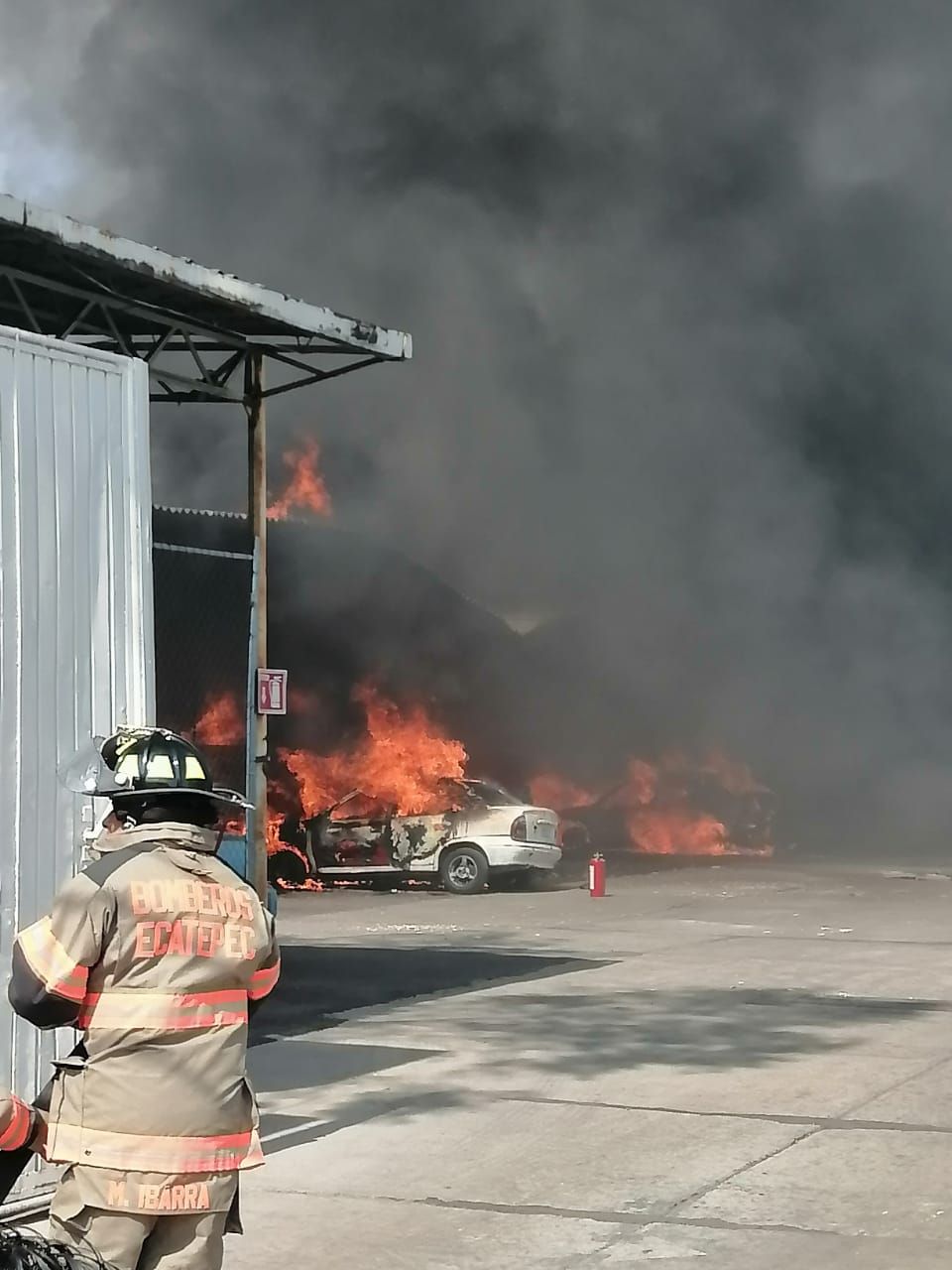 Bomberos de Ecatepec sofocan incendio en establecimiento que almacenaba  tanques de gas LP.