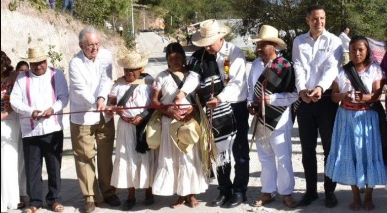 La gente está gobernando en México, AMLO inaugura camino en Oaxaca