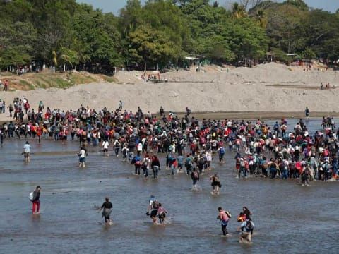 Intentan migrantes cruzar por Río Suchiate a México