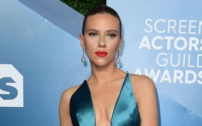 Scarlett Johansson conquista los SAG con vestido de escote profundo 