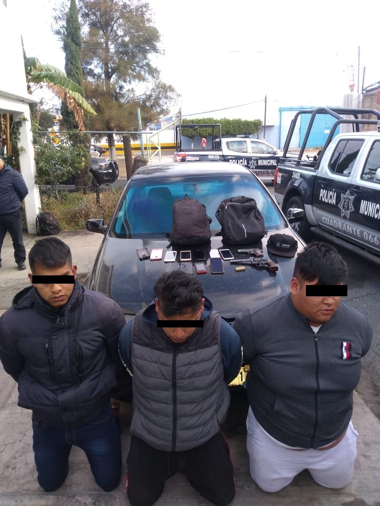 Después de asaltar a pasajeros de una combi, son detenidos tres sujetos por policías de Ecatepec.