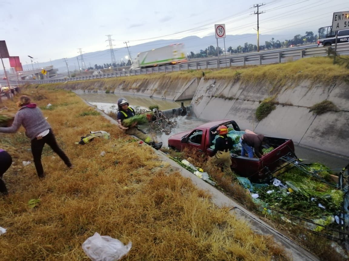 Camioneta cargada con flores cae al río en la Peñón -Texcoco.