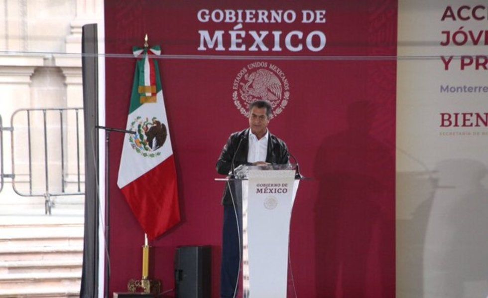 ’El Bronco’ es abucheado en acto de AMLO en Monterrey
