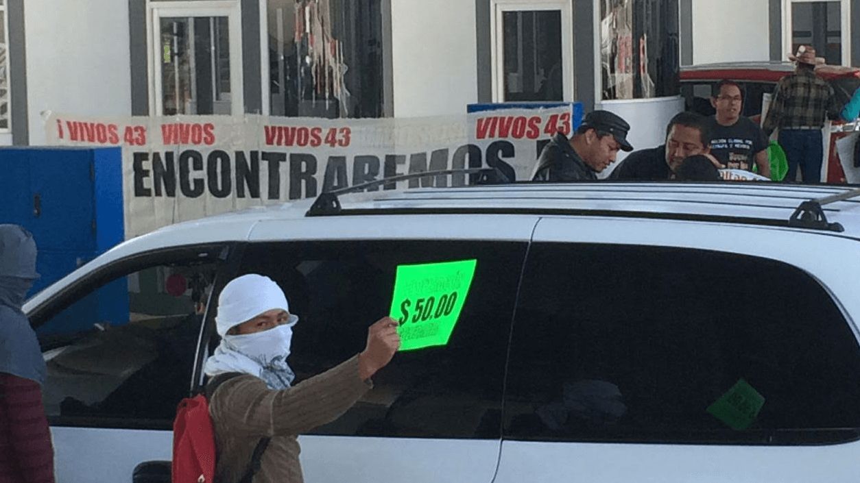 Normalistas de Ayotzinapa toman casetas y piden 50 pesos por automovilista