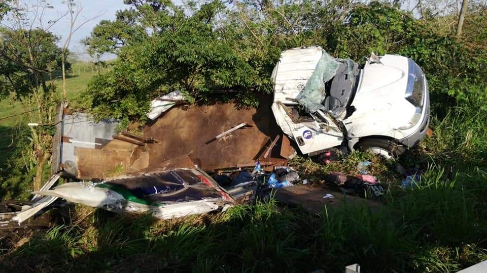 Vuelca camión con migrantes en Los Tuxtlas; un muerto.