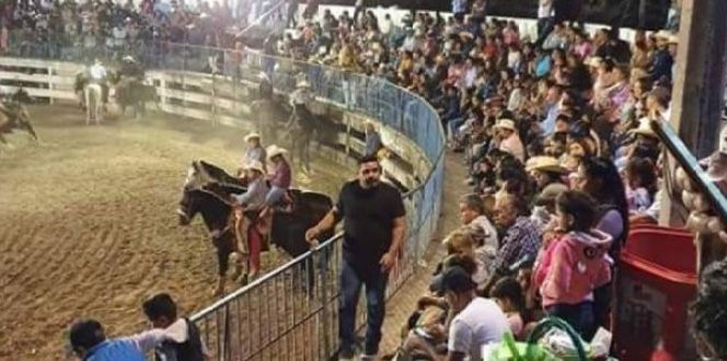 (VIDEO) Comando ejecuta a ex comisario en plaza de toros de Guerrero 