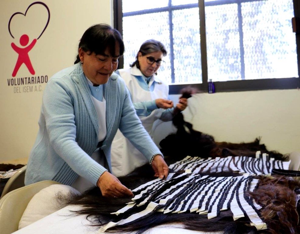 El voluntariado del ISEM recibe 4 mil trenzas para elaborar pelucas oncológicas