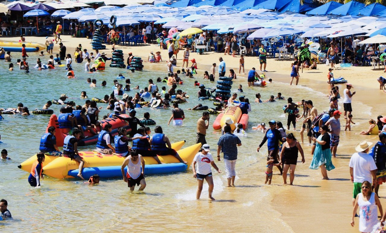 Se llenan las playas de Acapulco durante el fin de semana; alcanza 86% en hospederías 