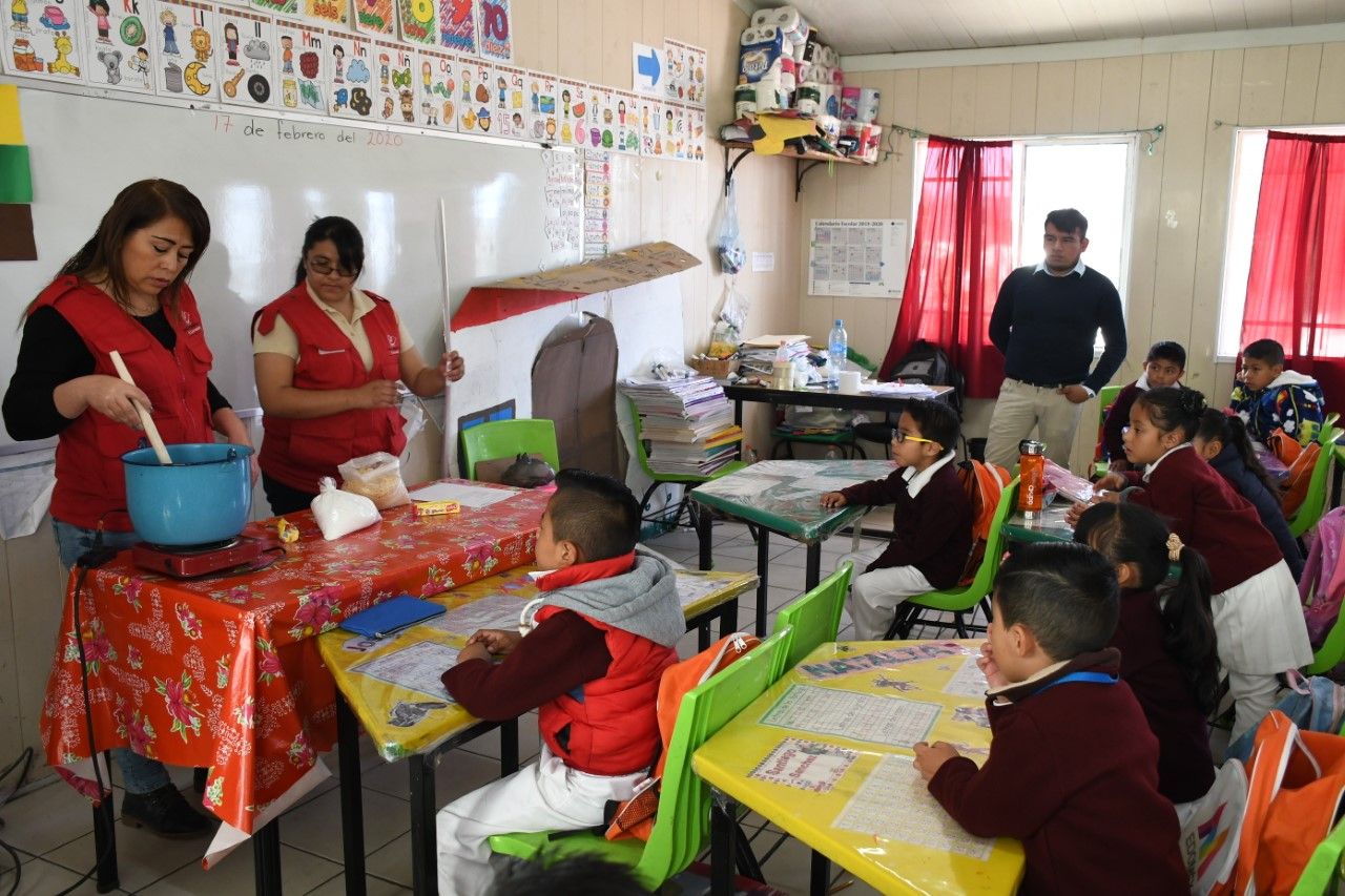 Gobierno de Chimalhuacán imparte talleres de dulces típicos y artesanías en escuela indígena