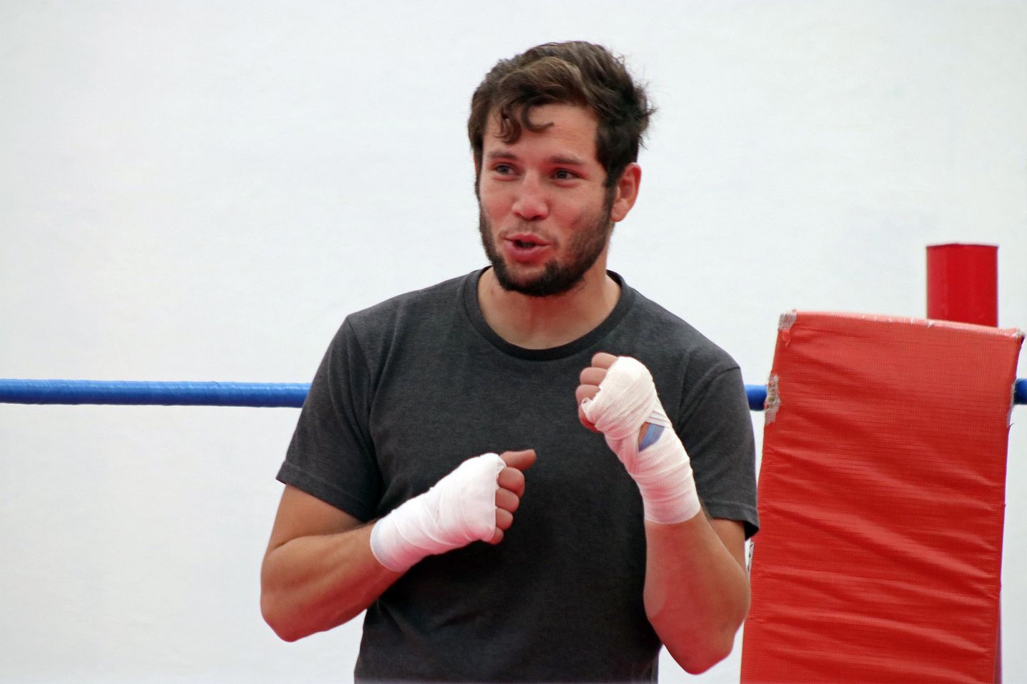 Entrena boxeador Carlos Cuadras en el centro de ceremonia otomí 