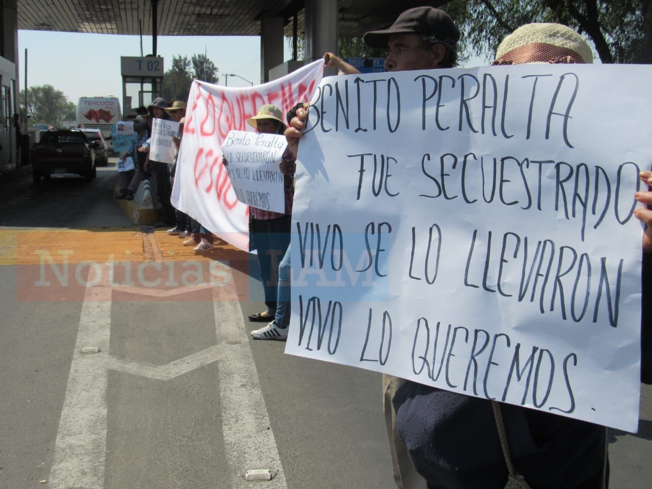 Por segundo día consecutivo habitantes de San Jerónimo bloquean calles y liberan la caseta Peñón-Texcoco