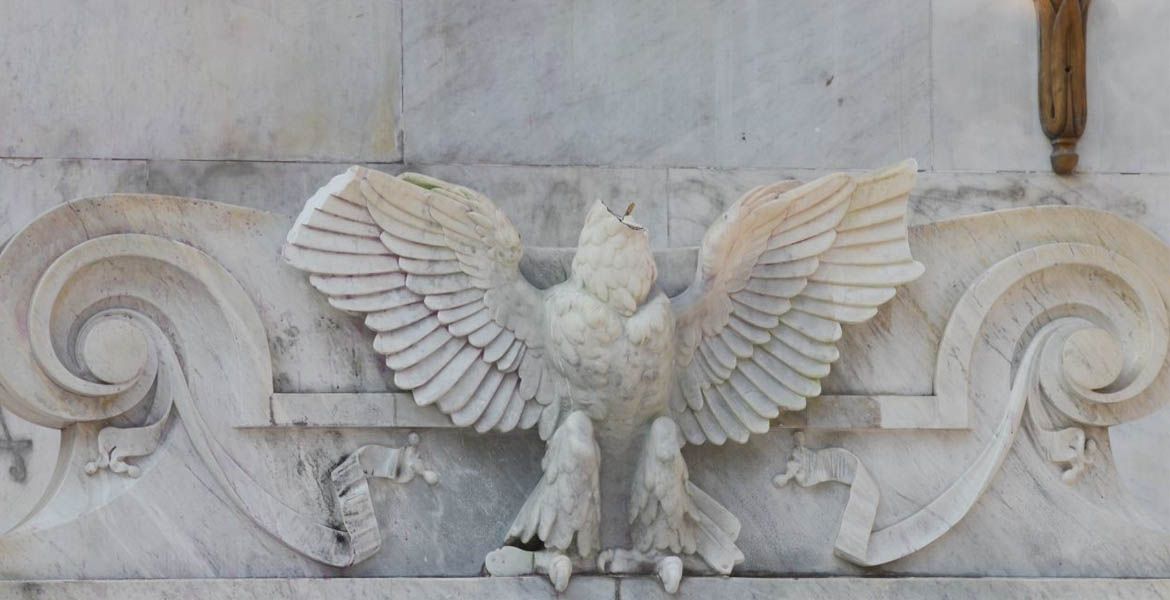 Decapitan’ águila de Hemiciclo a Juárez; hay un detenido