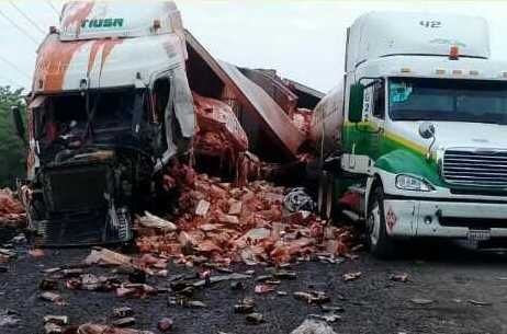 Fuerte choque entre trailers en autopista Tinajas-Acayucan.