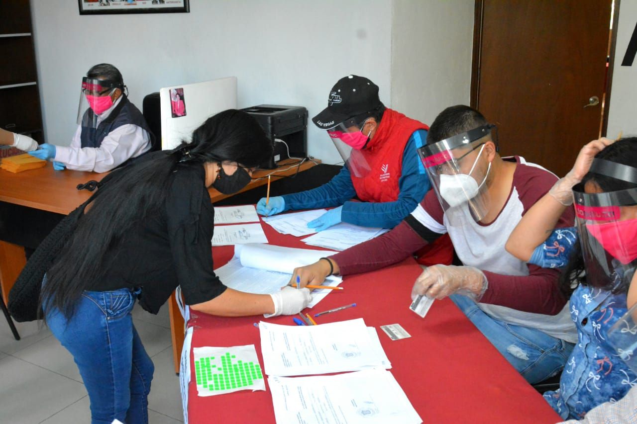 Por pandemia en Ixtapaluca conserjes y secretarias de centros educativos  reciben apoyo 