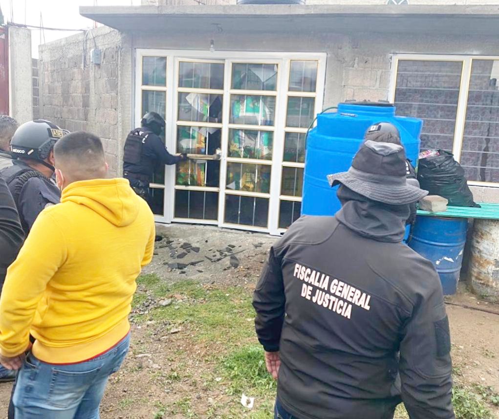 Catea FGJEM inmueble en Chiconcuac dónde asegura droga, cartuchos útiles y prendas de vestir con insignias de corporaciones policíacas 