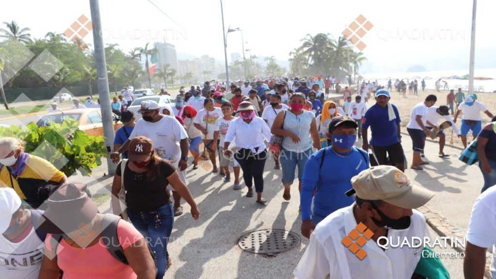 Marchan y protestan unos 500 trabajadores de playa en Acapulco