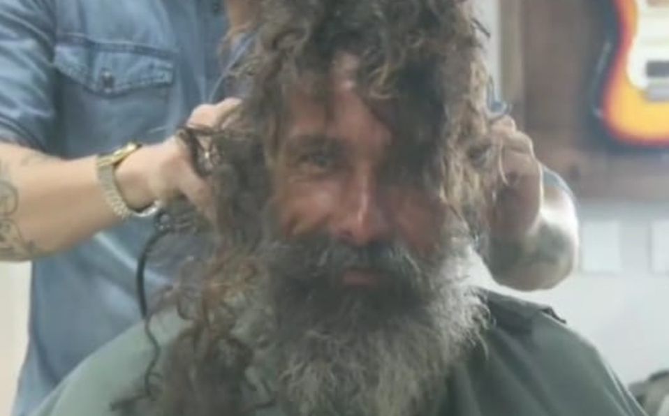 Peluquero transforma a hombre sin hogar en todo un galán; increíble cambio se hace viral
