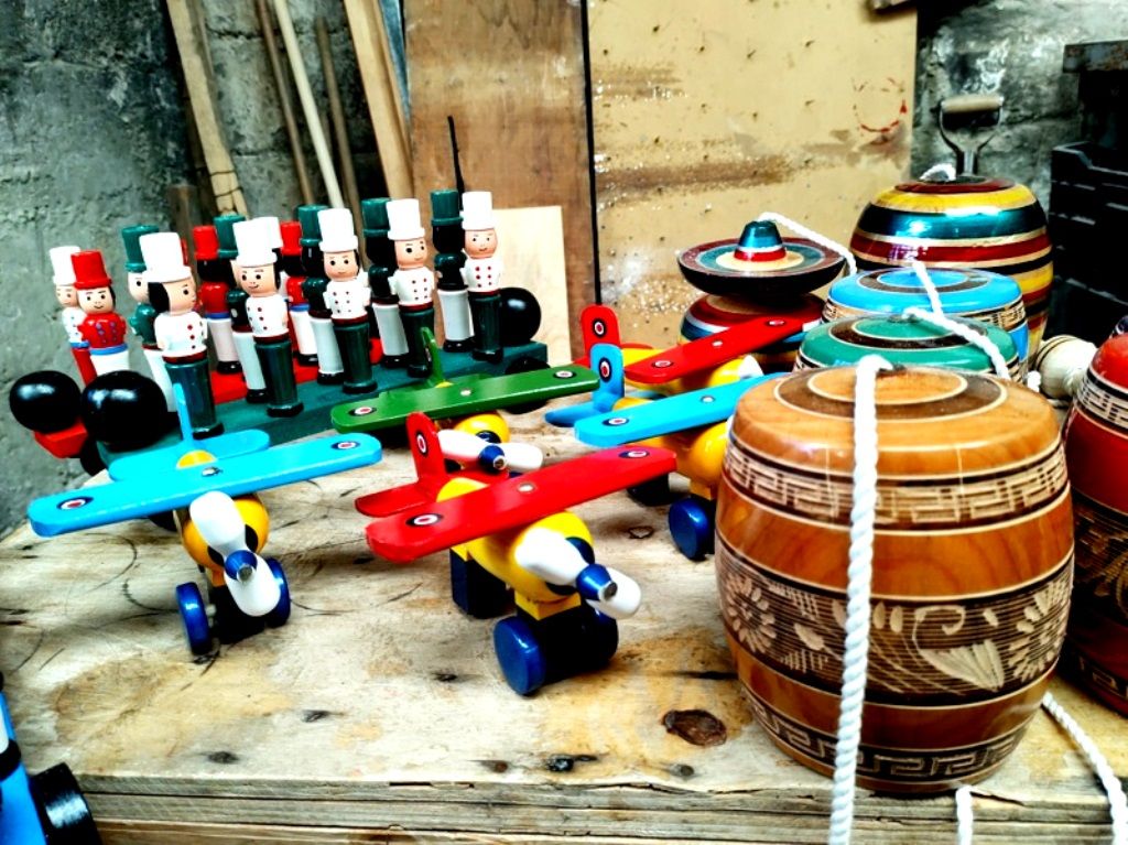 Los juguetes de madera son artesanías con historia y tradición en el Estado de México
