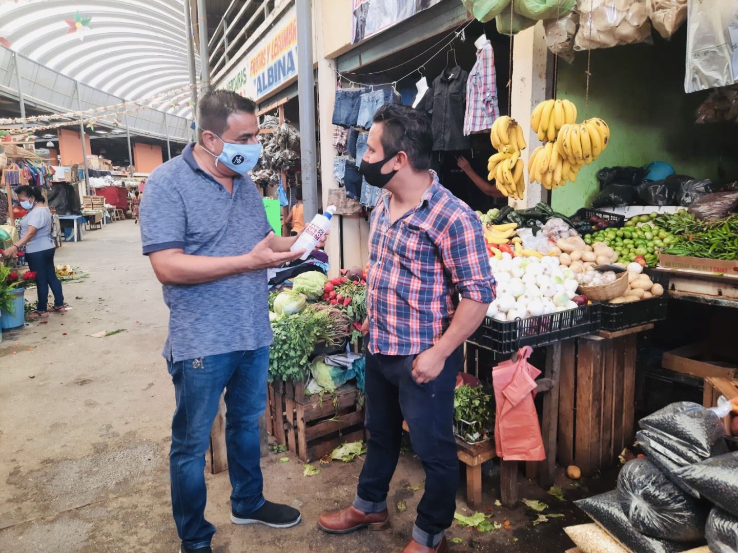 A cuidarse ante la nueva ola de contagios, exhorta Marco Tulio Sánchez a locatarios del mercado de Coyuca de Benítez 