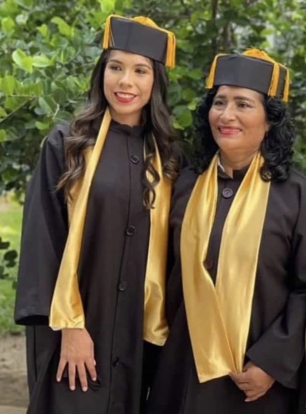 Felicitan acapulqueños a Abelina López por graduarse como doctora en Derecho 