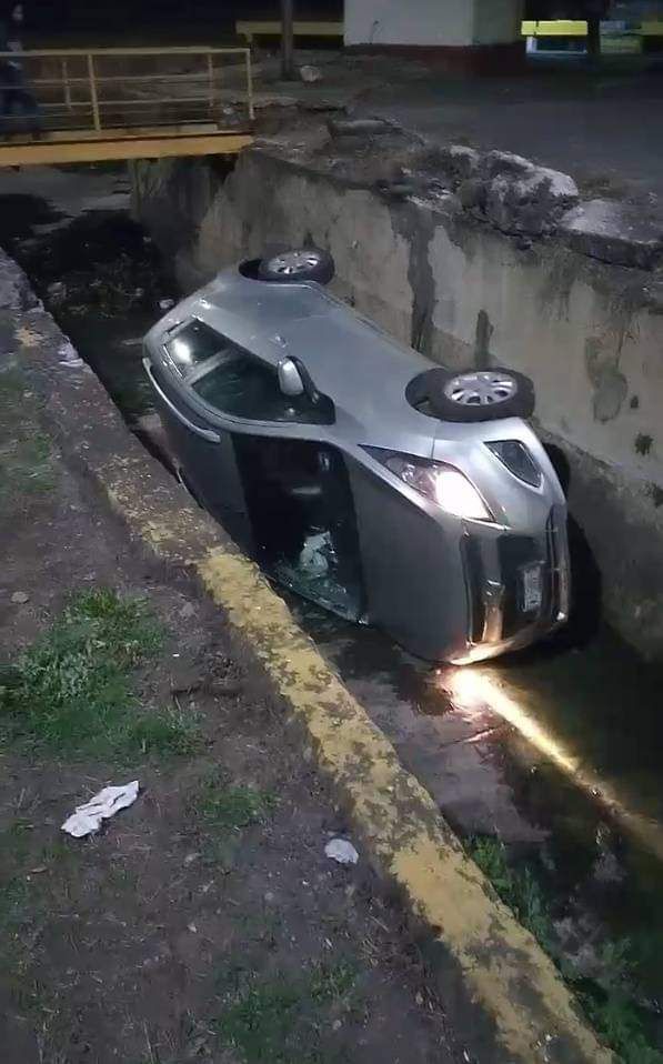Vuelca automóvil compacto