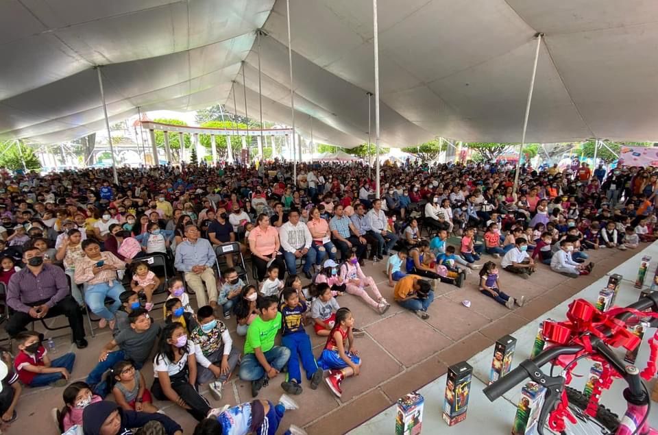 Con Mago Frank, Fiesta de la Espuma, Feria y Pizza Festejan a Cientos de Niños en Chiautla 