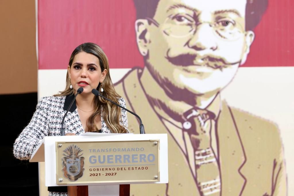 Entrega Evelyn Salgado equipos de cómputo a mil 305 estudiantes normalistas de Guerrero