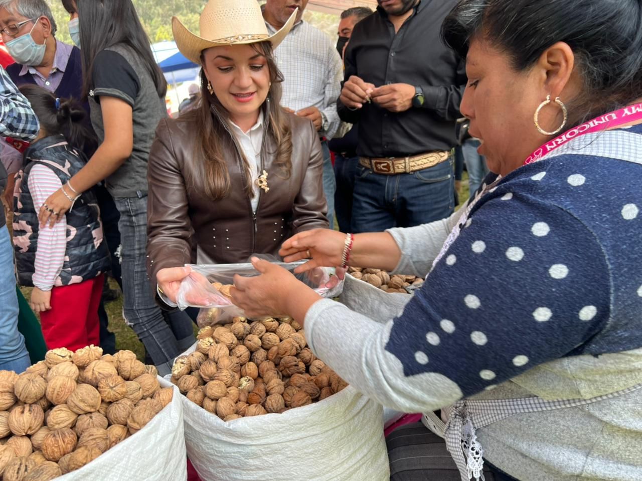 #La presienta municipal de Amecameca, Ivette Topete Inauguro la Feria de la Nuez