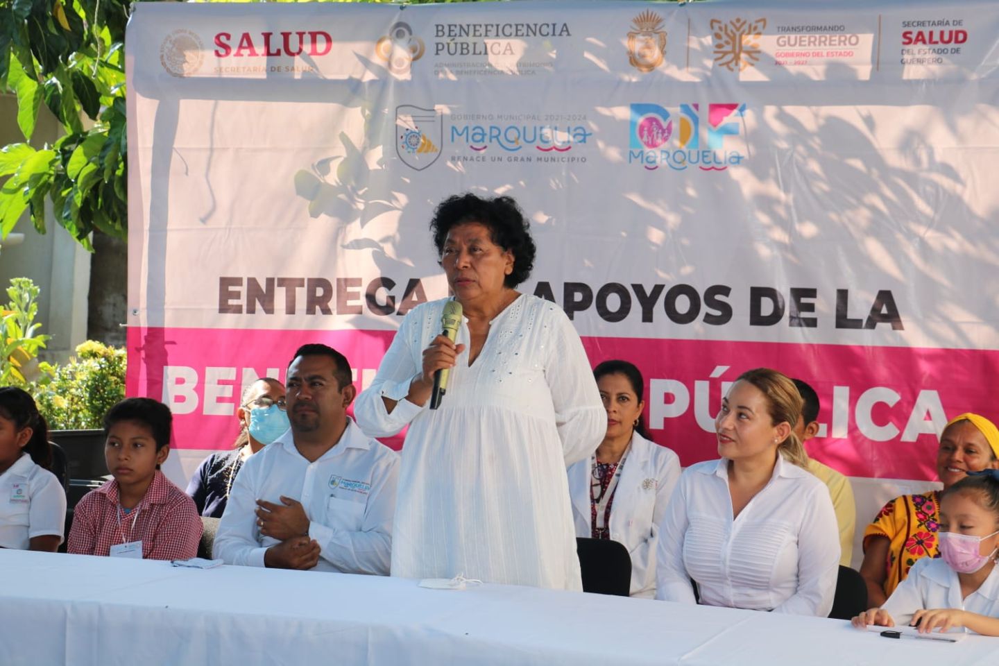 Entrega Secretaría de Salud apoyos visuales de la Beneficencia Pública en Marquelia 
